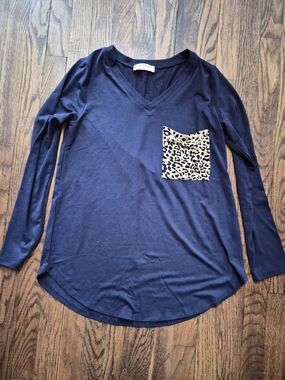 Zenana Leopard Pocket Long Sleeve Top Size Small Navy Blue V Neck Casual